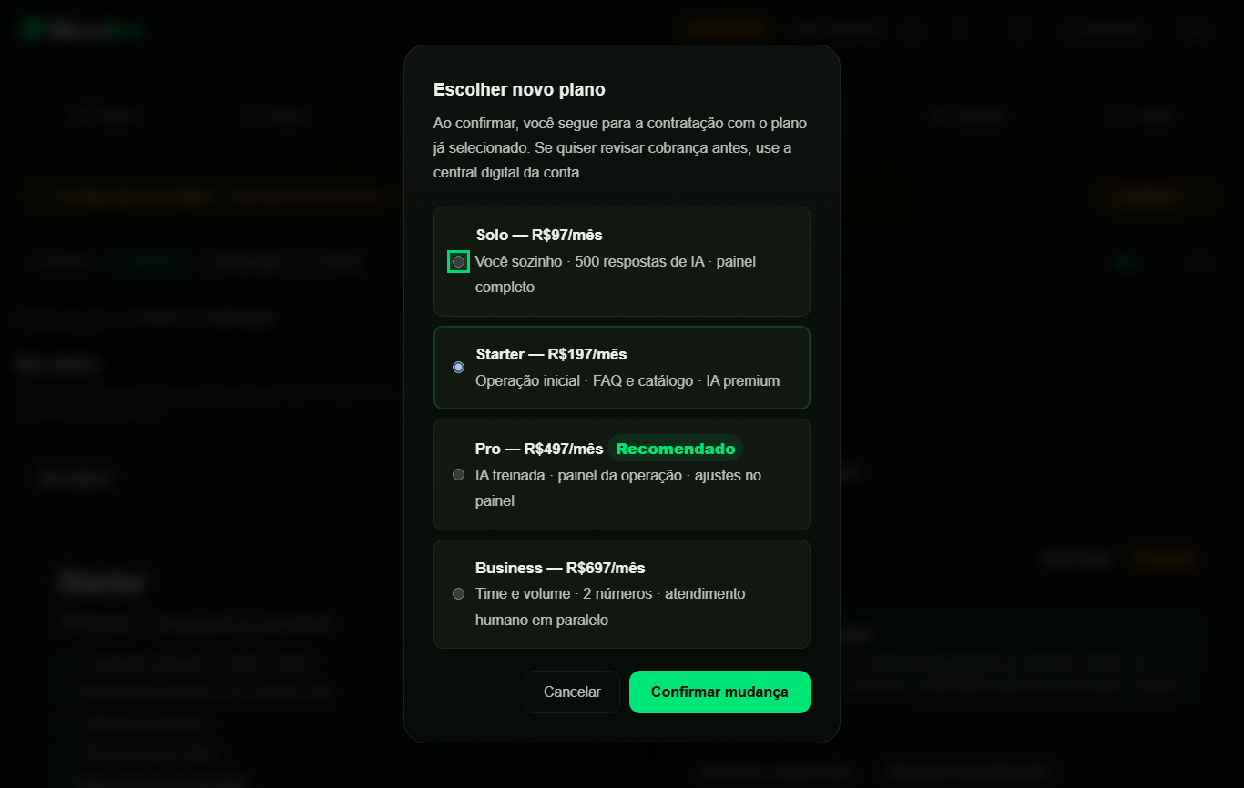 Tela real do painel: janela Escolher novo plano com as quatro opções — Solo R$97, Starter R$197, Pro R$497 (Recomendado) e Business R$697 por mês — e o botão Confirmar mudança